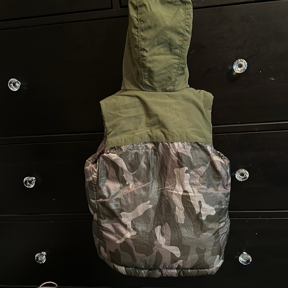 Zara baby boy camo puffer vest with hoodie - Picture 3 of 3